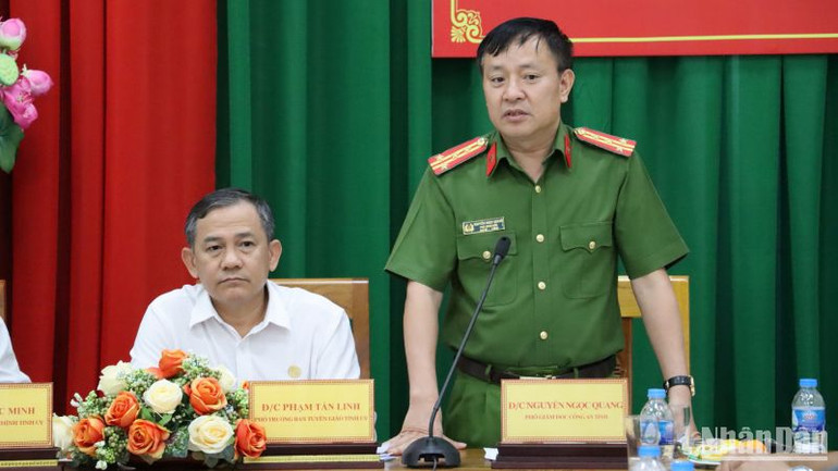 Đại tá Nguyễn Ngọc Quang trả lời câu hỏi của phóng viên.