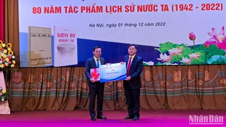 Đại diện lãnh đạo Nhà Xuất bản Chính trị quốc gia Sự thật trao sách Lịch sử nước ta tặng Bảo tàng Hồ Chí Minh tại hội thảo.