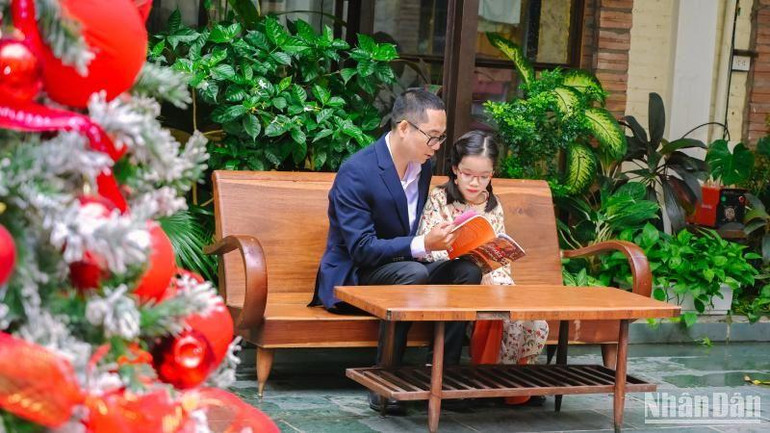 Dịch giả nhí Lily và bố.