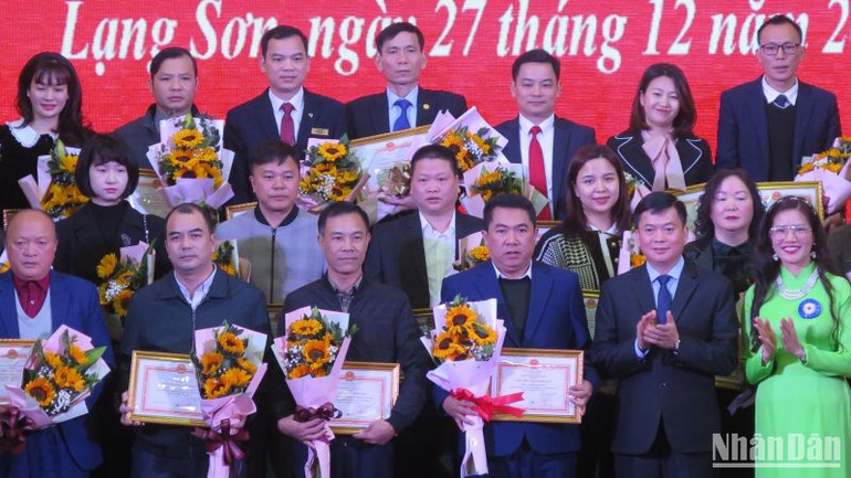 Các đơn vị, doanh nghiệp, nhà hảo tâm được trao giấy chứng nhận ủng hộ quỹ Nhân đạo của tỉnh.