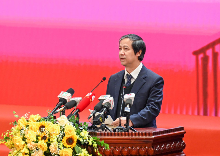 Bộ trưởng Giáo dục và Đào tạo Nguyễn Kim Sơn trình bày tham luận “Giáo dục văn hóa và giáo dục để phát triển văn hóa”. Bộ trưởng Giáo dục và Đào tạo Nguyễn Kim Sơn trình bày tham luận “Giáo dục văn hóa và giáo dục để phát triển văn hóa”.