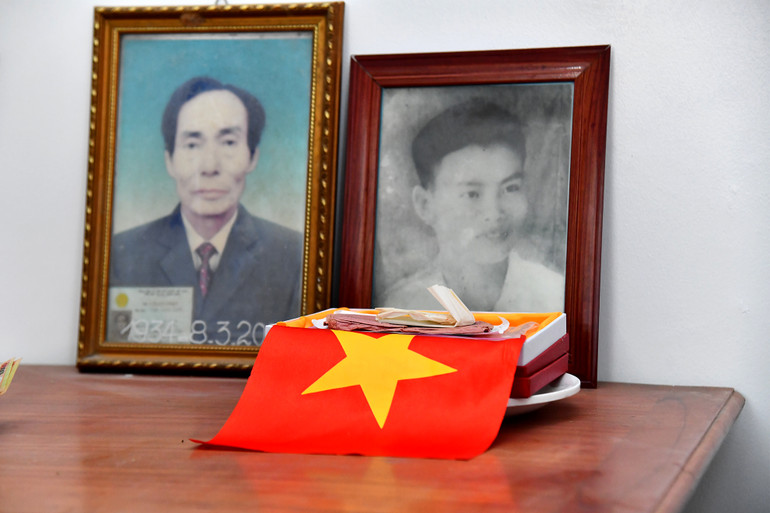 Cuốn nhật ký và những bức ảnh mà người lính Phạm Tuấn Tài luôn nâng niu cất giữ bên mình nay được đặt trên ban thờ liệt sĩ. Cuốn nhật ký và những bức ảnh mà người lính Phạm Tuấn Tài luôn nâng niu cất giữ bên mình nay được đặt trên ban thờ liệt sĩ.