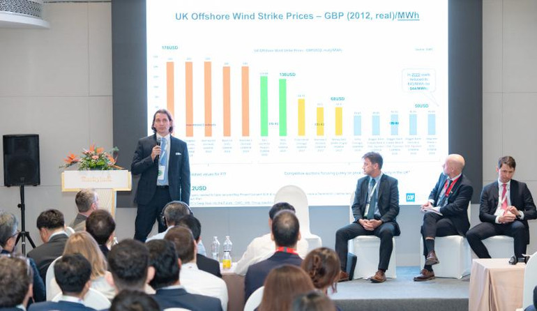 Ông Stuart trình bày tham luận về phát triển điện gió tại diễn đàn.