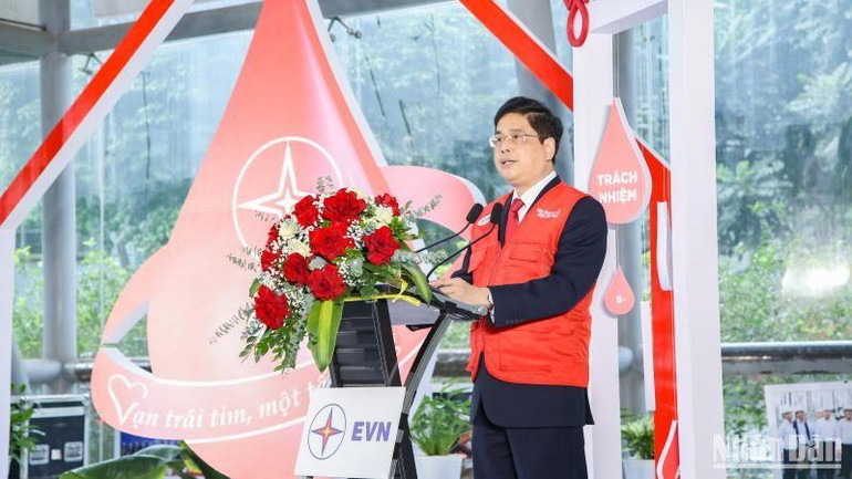 Phó Tổng giám đốc Tập đoàn Điện lực Việt Nam (EVN) Võ Quang Lâm phát biểu tại buổi lễ.