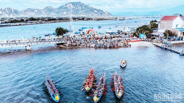 Một góc Đầm Nại trong không khí nhộn nhịp của giải đua thuyền Rồng truyền thống.