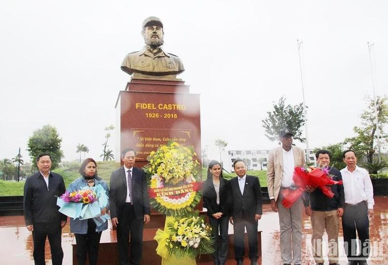 Đoàn đại biểu Báo Granma và lãnh đạo tỉnh Quảng Trị đặt vòng hoa tưởng niệm tại Công viên Fidel.