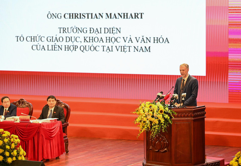 Trưởng đại diện tổ chức UNESCO tại Việt Nam Christian Manhart trình bày tham luận tại Hội thảo. Trưởng đại diện tổ chức UNESCO tại Việt Nam Christian Manhart trình bày tham luận tại Hội thảo.