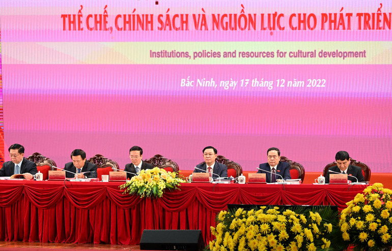 Chủ tịch Quốc hội Vương Đình Huệ, Thường trực Ban Bí thư Võ Văn Thưởng và các đồng chí chủ tọa Hội thảo. Chủ tịch Quốc hội Vương Đình Huệ, Thường trực Ban Bí thư Võ Văn Thưởng và các đồng chí chủ tọa Hội thảo.