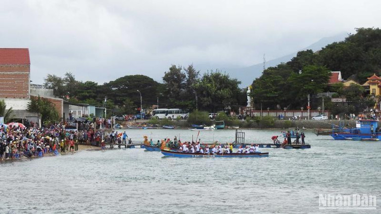 Ngư dân, du khách trong nước và quốc tế cổ vũ các đội đua trong lúc tranh tài.