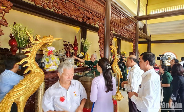 Các đại biểu tham quan, thắp hương tại Nhà tưởng niệm.