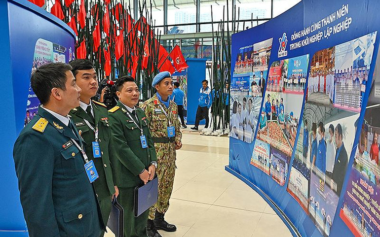 Đại biểu thanh niên khối quân đội tham quan triển lãm.