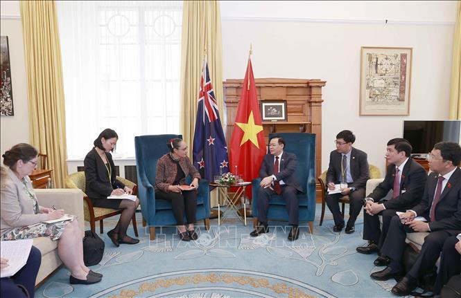 Chủ tịch Quốc hội Vương Đình Huệ tiếp Phó Chủ tịch Nghị viện kiêm Chủ nhiệm Ủy ban Đối ngoại, Quốc phòng và Thương mại Jenny Salesa. (Ảnh: TTXVN)