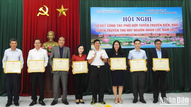 Bộ Tư lệnh vùng 4 Hải quân tặng Giấy khen cho 8 cá nhân có thành tích xuất sắc trong công tác phối hợp tuyên truyền biển, đảo năm 2022. Bộ Tư lệnh vùng 4 Hải quân tặng Giấy khen cho 8 cá nhân có thành tích xuất sắc trong công tác phối hợp tuyên truyền biển, đảo năm 2022.