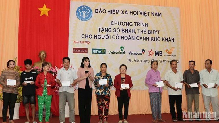 Phó Chủ tịch UBND tỉnh Hậu Giang Hồ Thu Ánh tặng thẻ Bảo hiểm y tế cho người có hoàn cảnh khó khăn.