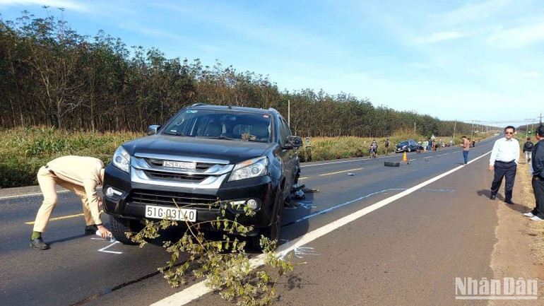 Lực lượng công an nhanh chóng đến hiện trường sau vụ tai nạn.