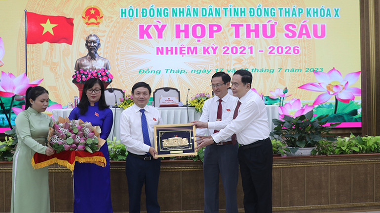 Đồng chí Trần Thanh Mẫn tặng quà lưu niệm và nhận hoa cảm ơn của Thường trực Hội đồng nhân dân tỉnh Đồng Tháp.