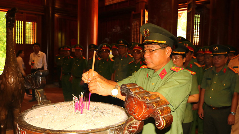 Đại tá Nguyễn Văn Hiểu thắp hương tại Khu di tích lịch sử văn hóa Kim Liên, tỉnh Nghệ An.