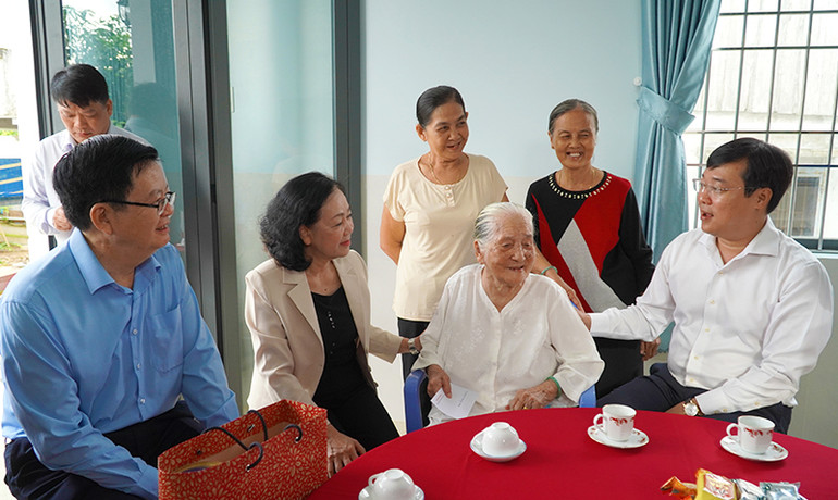 Đồng chí Trương Thị Mai và đoàn công tác thăm Mẹ Việt Nam Anh hùng Hồ Thị Phước.