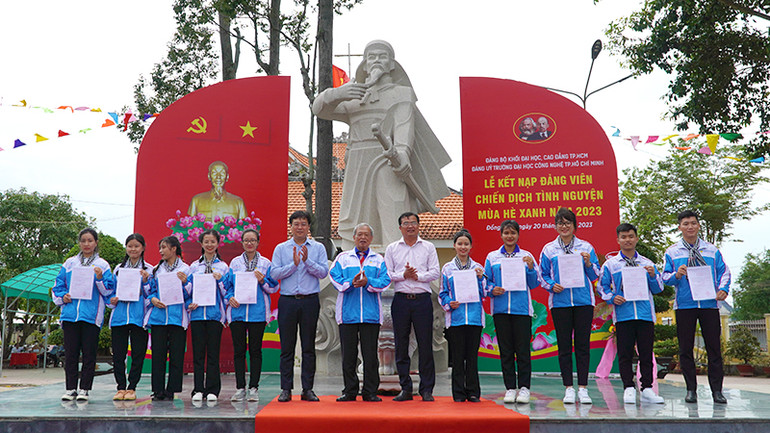 Bí thư Tỉnh ủy Đồng Tháp cùng lãnh đạo nhà trường, lãnh đạo huyện Thanh Bình trao Quyết định kết nạp Đảng cho sinh viên Trường đại học Công nghệ Thành phố Hồ Chí Minh.