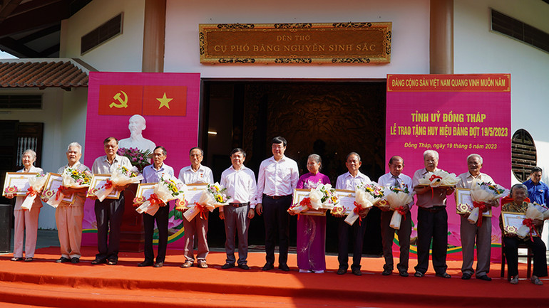 Thường trực Tỉnh ủy Đồng Tháp trao Huy hiệu Đảng cho các đảng viên. (Ảnh: HỮU NGHĨA)