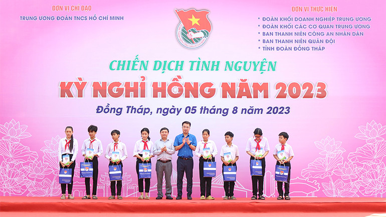 Bí thư Trung ương Đoàn Nguyễn Tường Lâm và Phó Bí thư Thường trực Tỉnh ủy Phan Văn Thắng trao học bổng và quà cho học sinh.