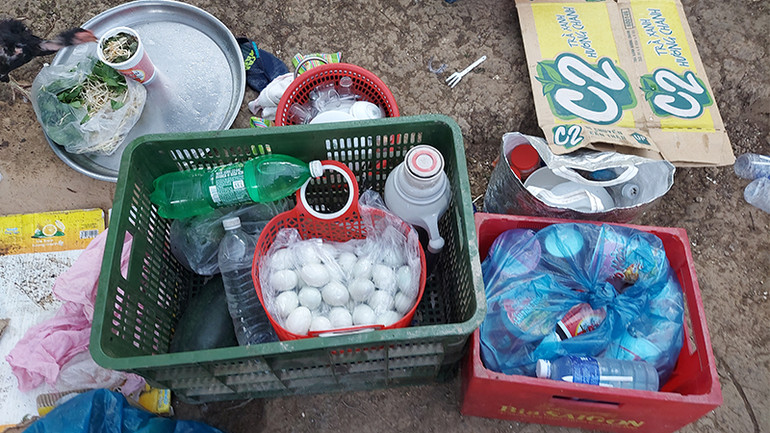 Tụ điểm có bán ăn uống tại chỗ.