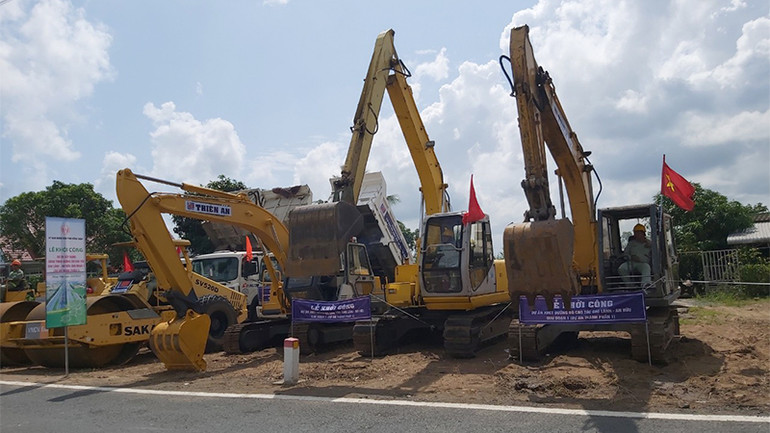 Các phương tiện tập kết ở công trường dự án trong lễ khởi công.