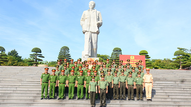 Đoàn Công an tỉnh Đồng Tháp báo công Bác tại Quảng trường Hồ Chí Minh ở thành phố Vinh, tỉnh Nghệ An.