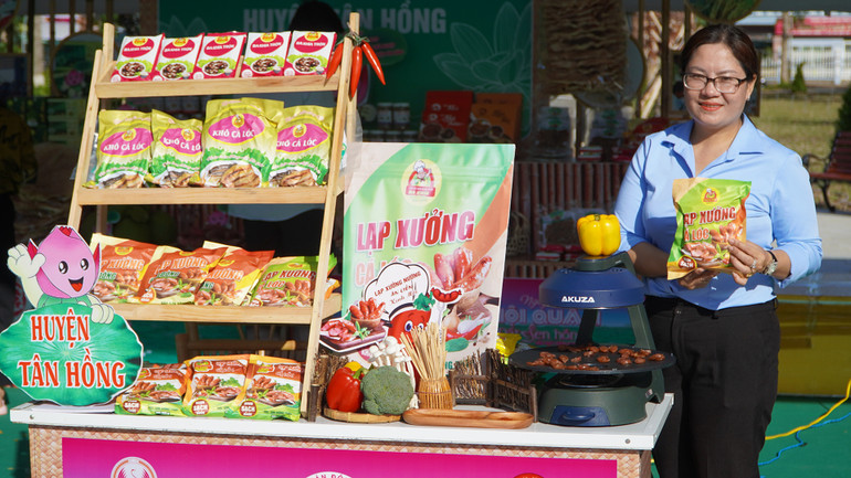 Một gian hàng tại ngày hội của huyện biên giới Tân Hồng. (Ảnh: HỮU NGHĨA)