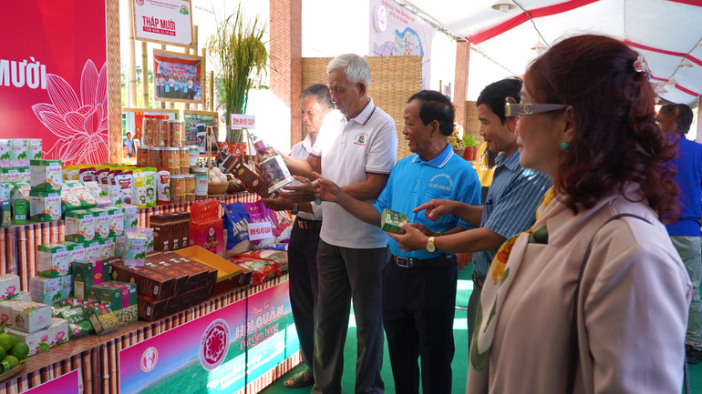 Gian hàng của huyện Tháp Mười thu hút khách khi có nhiều sản phẩm OCOP. (Ảnh: HỮU NGHĨA)
