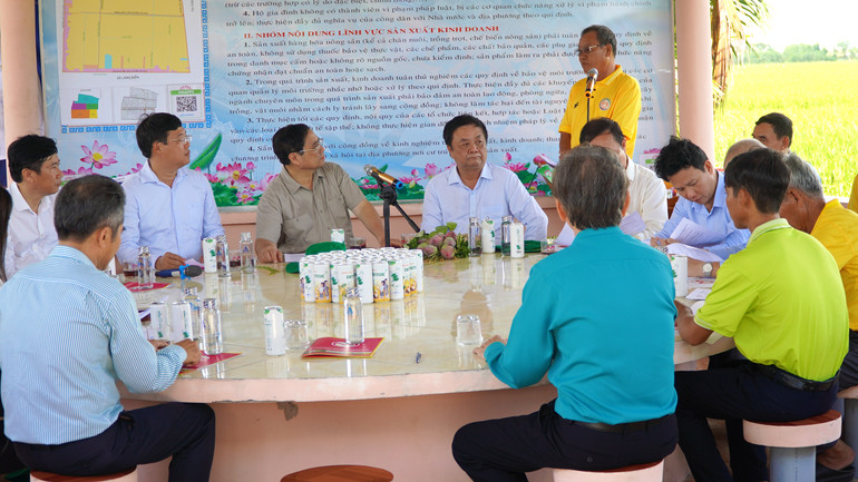 Đại diện Hợp tác xã dịch vụ nông nghiệp Thắng Lợi, xã Mỹ Đông, huyện Tháp Mười báo cáo Thủ tướng hoạt động của Hợp tác xã. (Ảnh: HỮU NGHĨA)