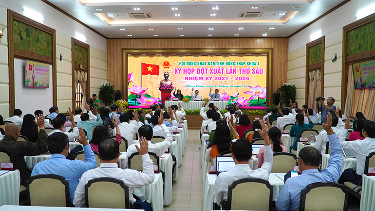 Đại biểu biểu quyết thông qua từng nghị quyết tại kỳ họp. (Ảnh: HỮU NGHĨA)