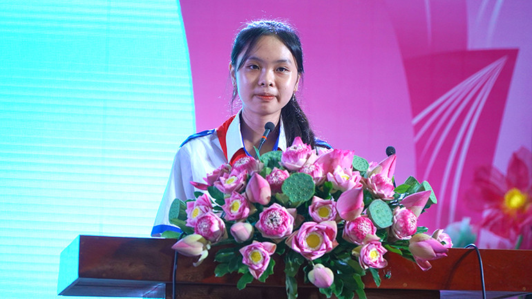 Em Lê Huỳnh Hải Ngọc, lớp 9/3, Trường trung học cơ sở Vĩnh Thới, huyện Lai Vung, tỉnh Đồng Tháp phát biểu tại buổi nhận học bổng. (Ảnh: HỮU NGHĨA)