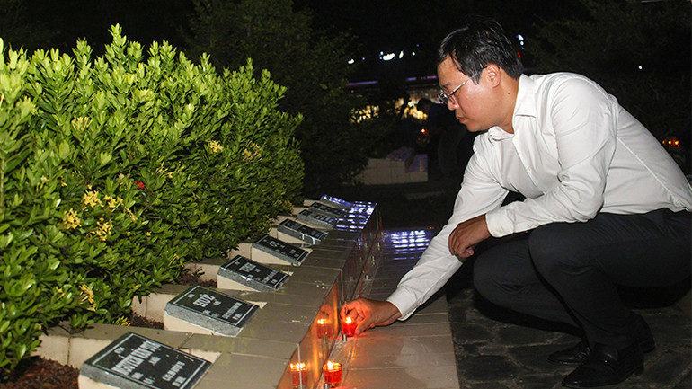 Bí thư Tỉnh ủy Đồng Tháp Lê Quốc Phong thắp nến tri ân tại Nghĩa trang liệt sĩ tỉnh Đồng Tháp.