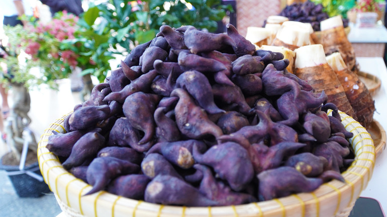 Củ ấu cũng được nhiều khách tìm mua trong ngày hội. (Ảnh: HỮU NGHĨA)