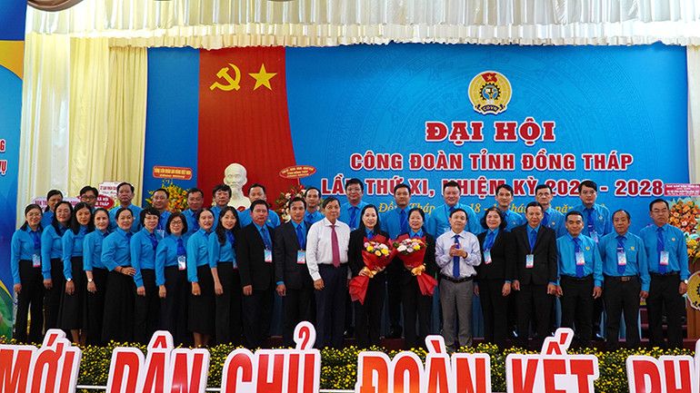 Lãnh đạo tỉnh chúc mừng Ban Chấp hành Liên đoàn Lao động tỉnh nhiệm kỳ 2023-2028. (Ảnh: HỮU NGHĨA)