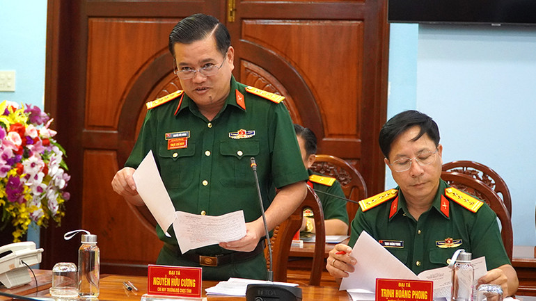 Đại tá Nguyễn Hữu Cương, Chỉ huy trưởng Bộ chỉ huy Quân sự tỉnh Đồng Tháp thông tin việc đào tạo nghề cho hạ sĩ quan, binh sĩ. (Ảnh: HỮU NGHĨA)