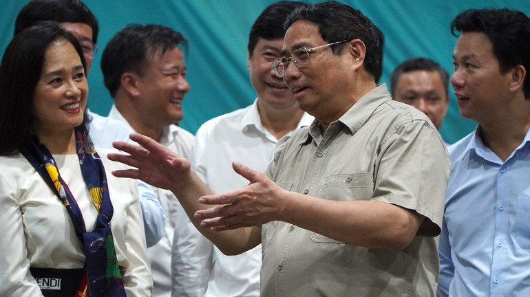 Thủ tướng hỏi thăm tình hình hoạt động của Nhà máy chế biến lúa gạo, Công ty Trách nhiệm hữu hạn lúa gạo Việt Nam. (Ảnh: HỮU NGHĨA)