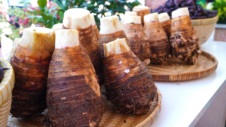 Nông dân trưng bày khoai môn. (Ảnh: HỮU NGHĨA)