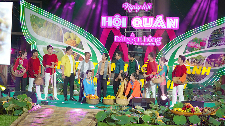 Biểu diễn văn nghệ tại đêm khai mạc. (Ảnh: HỮU NGHĨA)