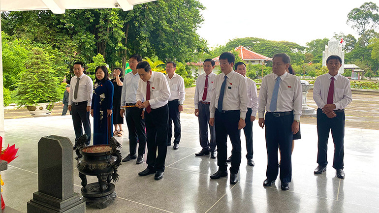 Đồng chí Trần Thanh Mẫn dâng hương mộ Cụ Phó bảng Nguyễn Sinh Sắc.