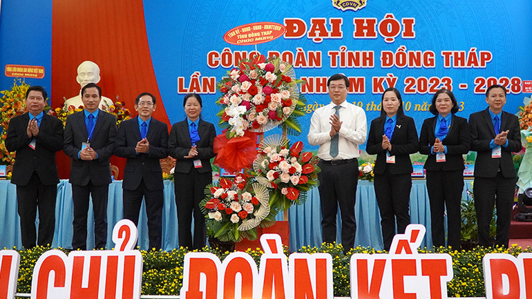 Bí thư Tỉnh ủy Đồng Tháp Lê Quốc Phong thay mặt lãnh đạo tỉnh tặng hoa đến Đại hội. (Ảnh: HỮU NGHĨA)