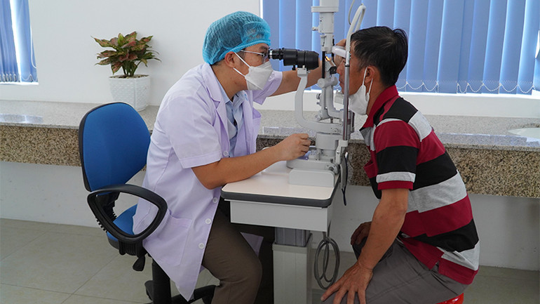 Người dân đến khám mắt tại Bệnh viện Đa khoa Đồng Tháp. (Ảnh: HỮU NGHĨA)