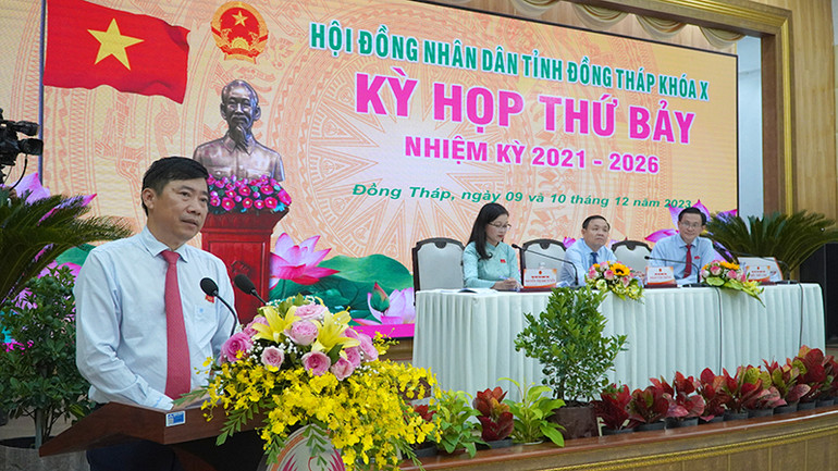 Chủ tịch Ủy ban nhân dân tỉnh Đồng Tháp Phạm Thiện Nghĩa phát biểu tại kỳ họp.