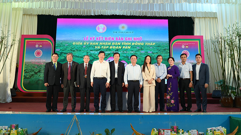 Các đại biểu tại lễ ký kết. Các đại biểu tại lễ ký kết.