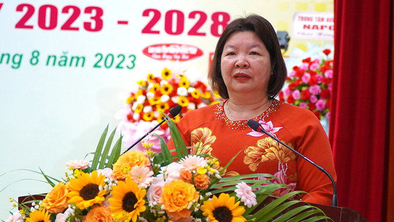 Phó Chủ tịch Ban Chấp hành Trung ương Hội Nông dân Việt Nam Cao Xuân Thu Vân phát biểu tại đại hội. (Ảnh: HỮU NGHĨA)