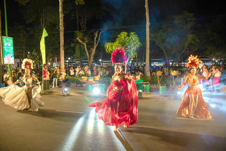 Lễ hội đường phố, “bữa tiệc” âm nhạc đầy màu sắc cho khán giả. Lễ hội đường phố, “bữa tiệc” âm nhạc đầy màu sắc cho khán giả.