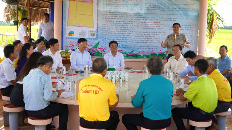 Thủ tướng làm việc với Hợp tác xã dịch vụ nông nghiệp Thắng Lợi, xã Mỹ Đông, huyện Tháp Mười. (Ảnh: HỮU NGHĨA)