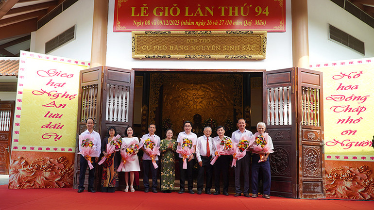 Tặng hoa cho các tổ chức, cá nhân trao bảng tượng trưng tiền ủng hộ Quỹ Khuyến học Nguyễn Sinh Sắc.