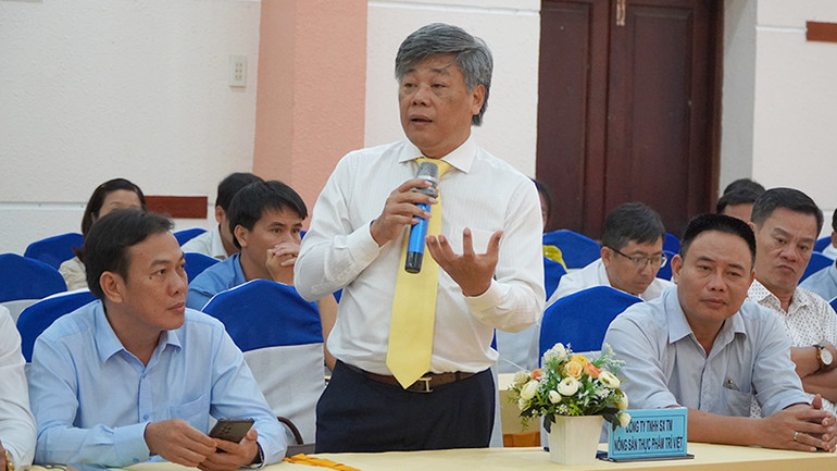 Đại biểu là doanh nghiệp trao đổi nội dung liên quan dự án. (Ảnh: HỮU NGHĨA)